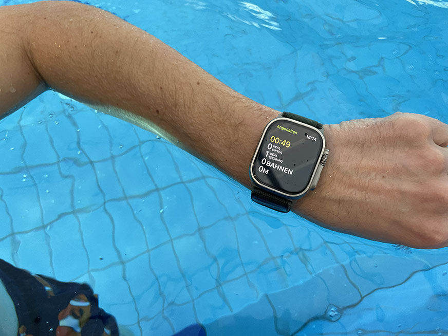 Man sieht die Apple Watch Ultra im Wasser. 